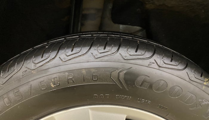 2017 Skoda Octavia STYLE 1.8 TSI AT, Petrol, Automatic, 92,155 km, Right Rear Tyre Tread