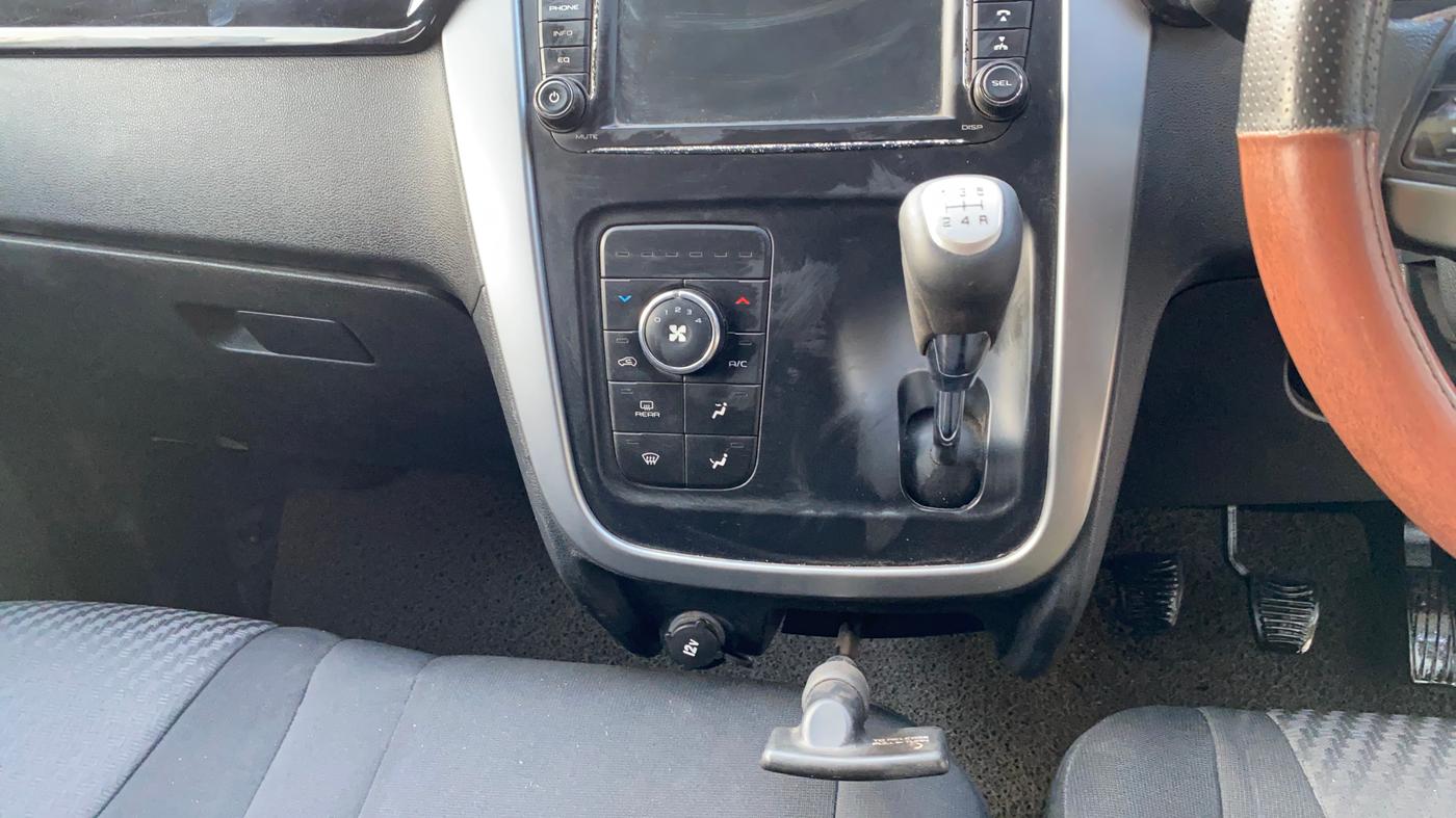 2018 Mahindra KUV 100 NXT K8 P 6 STR DUAL TONE, Petrol, Manual, 92,600 km, Gear Lever