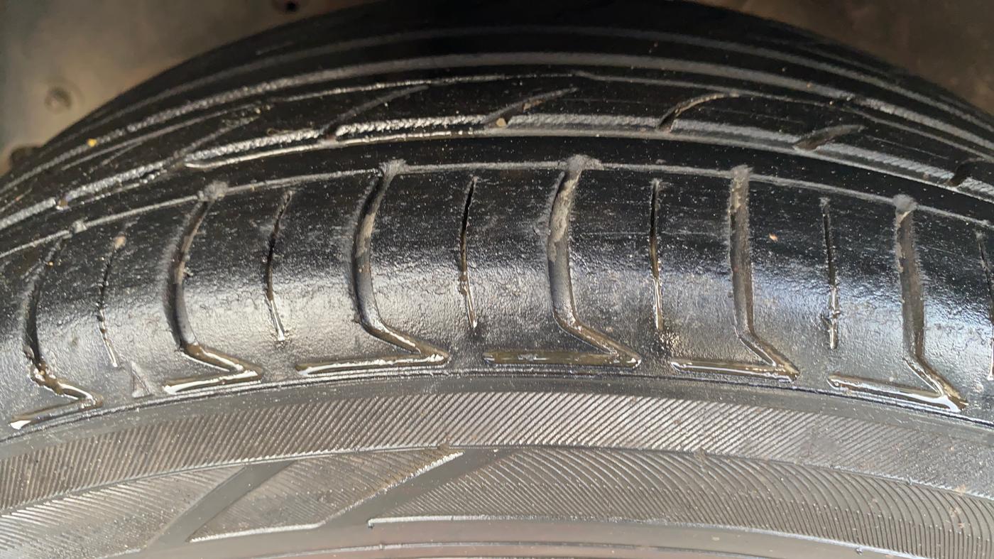 2018 Mahindra KUV 100 NXT K8 P 6 STR DUAL TONE, Petrol, Manual, 92,600 km, Left Front Tyre Tread