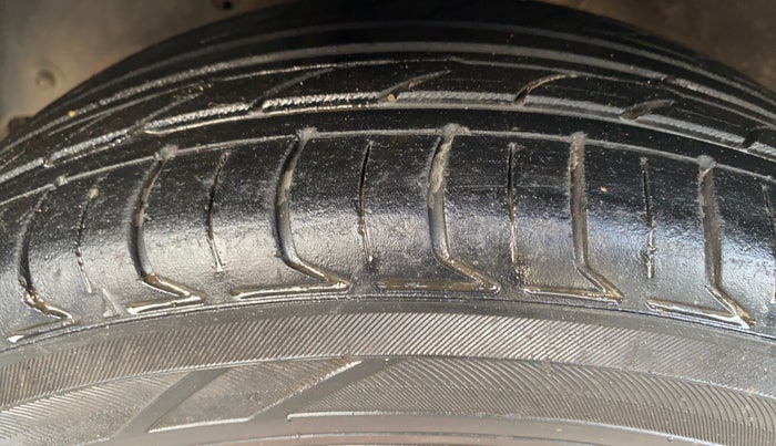 2018 Mahindra KUV 100 NXT K8 P 6 STR DUAL TONE, Petrol, Manual, 92,567 km, Left Front Tyre Tread