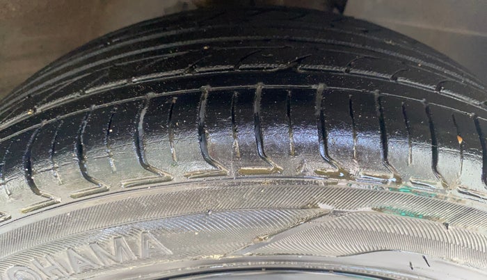 2018 Mahindra KUV 100 NXT K8 P 6 STR DUAL TONE, Petrol, Manual, 92,567 km, Right Front Tyre Tread
