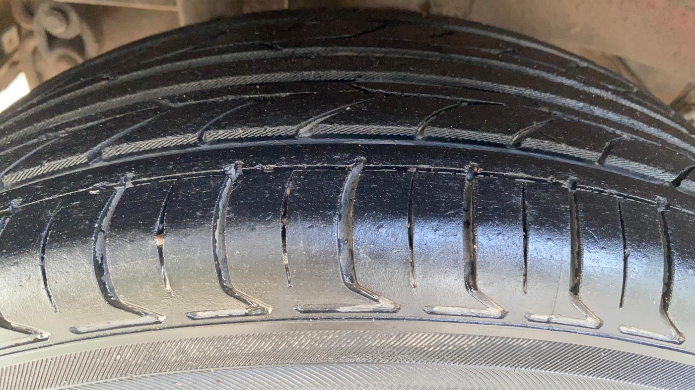2018 Mahindra KUV 100 NXT K8 P 6 STR DUAL TONE, Petrol, Manual, 92,600 km, Right Rear Tyre Tread