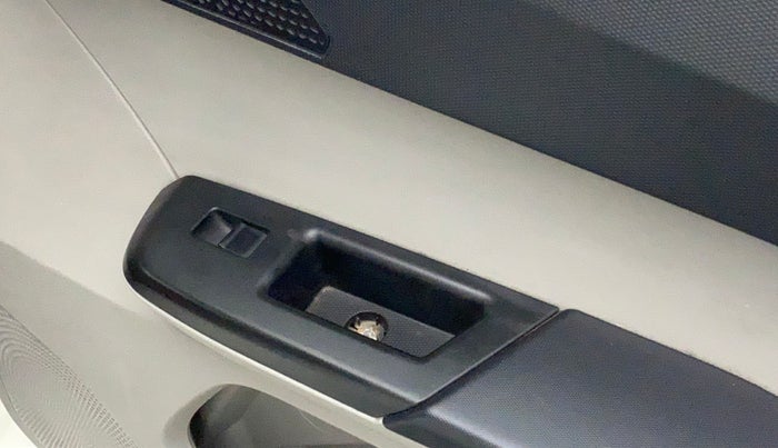 2019 Tata Tiago XZA PLUS PETROL, Petrol, Automatic, 13,830 km, Right rear window switch / handle - Switch/handle not functional