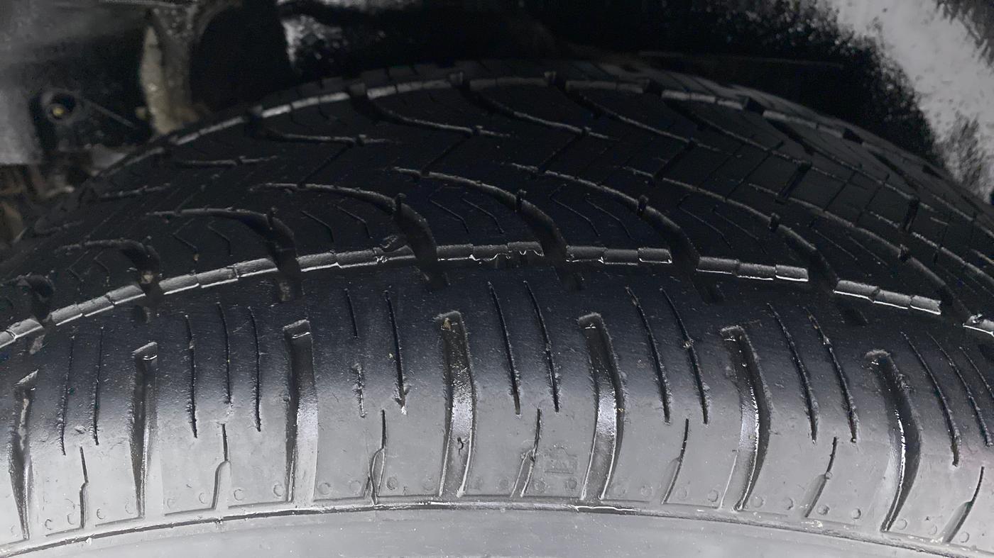 2012 Mahindra XUV500 W8 FWD, Diesel, Manual, 74,937 km, Right Rear Tyre Tread