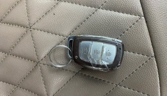 2017 Hyundai Creta SX PLUS 1.6 PETROL, Petrol, Manual, 1,19,062 km, Key Close Up