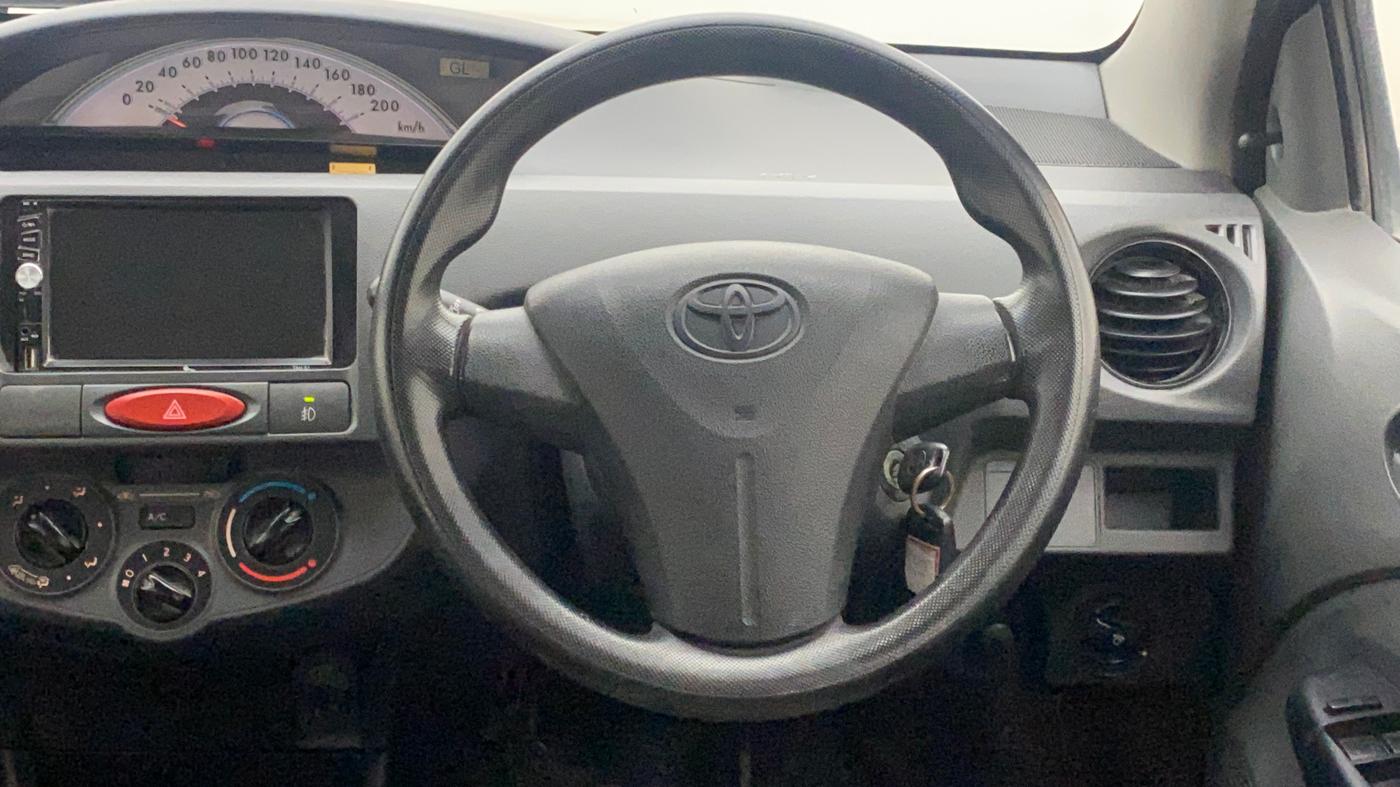 2012 Toyota Etios Liva G, Petrol, Manual, 1,27,764 km, Steering Wheel Close Up