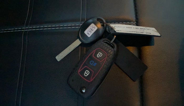2022 Tata PUNCH ADVENTURE MT, Petrol, Manual, 33,223 km, Key Close Up