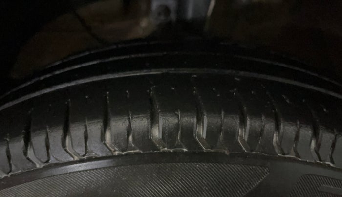 2020 Maruti Swift LXI, CNG, Manual, 62,690 km, Left Front Tyre Tread
