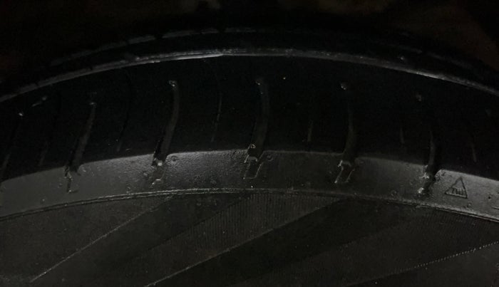 2020 Maruti Swift LXI, CNG, Manual, 62,690 km, Right Front Tyre Tread