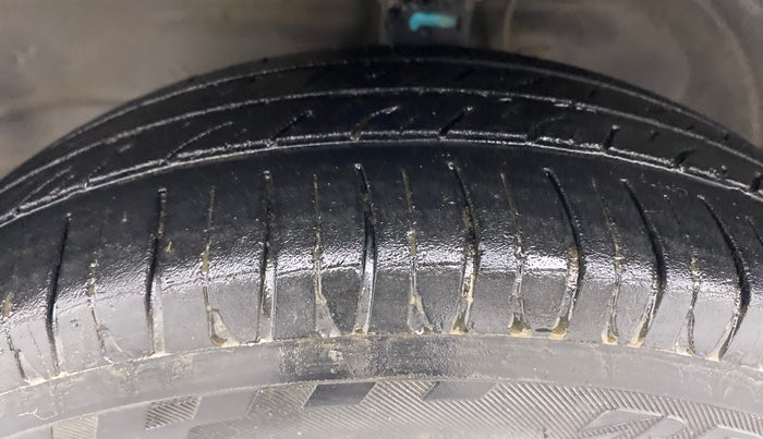 2013 Maruti Wagon R 1.0 VXI, Petrol, Manual, 76,369 km, Left Front Tyre Tread