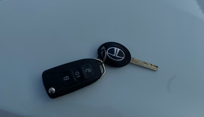 2023 Tata Tiago XT (O) PETROL, Petrol, Manual, 24,291 km, Key Close Up