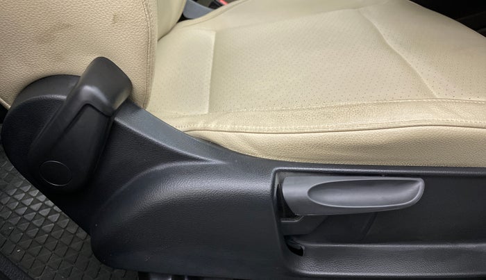 2017 Skoda Rapid 1.6 MPI STYLE AT, Petrol, Automatic, 36,023 km, Driver Side Adjustment Panel