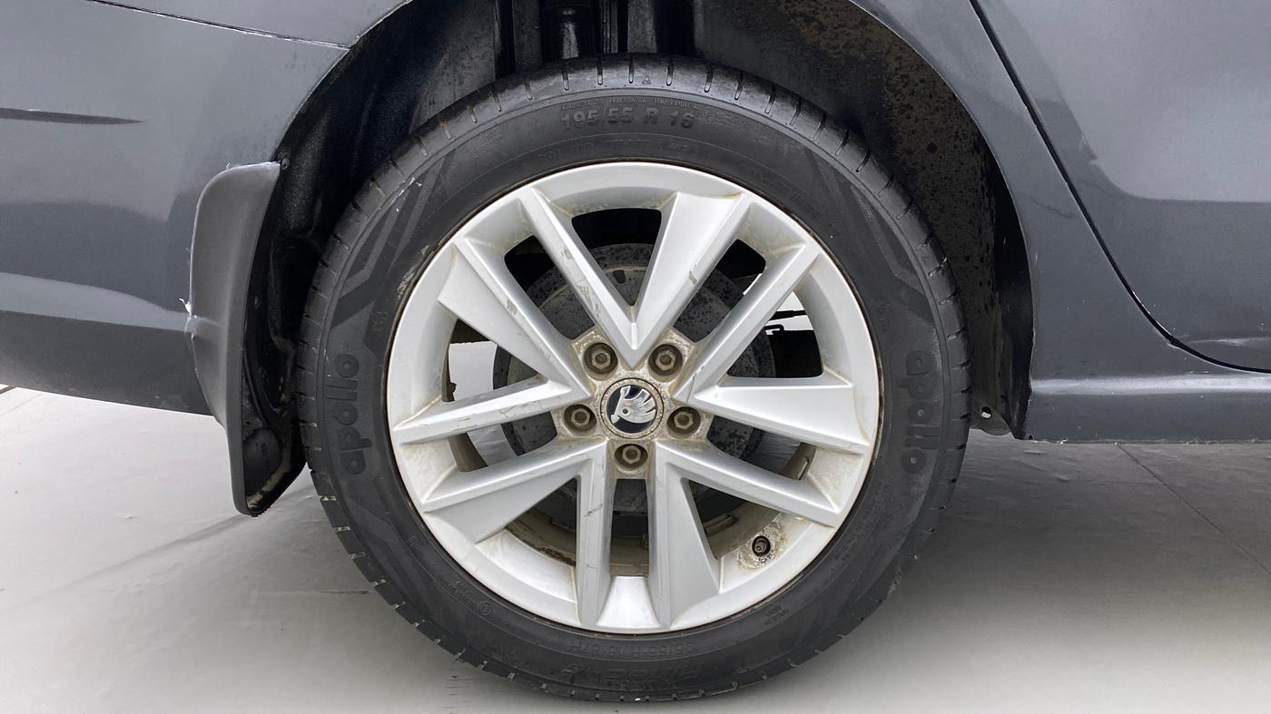2017 Skoda Rapid 1.6 MPI STYLE AT, Petrol, Automatic, 36,023 km, Right Rear Wheel