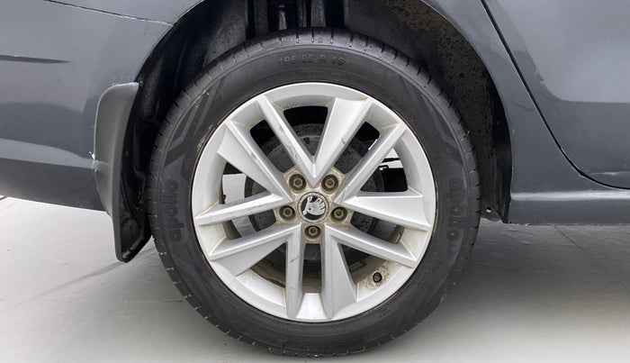 2017 Skoda Rapid 1.6 MPI STYLE AT, Petrol, Automatic, 36,023 km, Right Rear Wheel