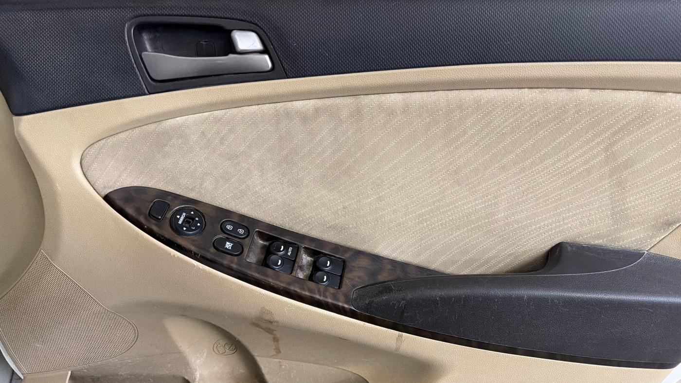 2016 Hyundai Verna 1.6 VTVT SX, Petrol, Manual, 1,08,309 km, Driver Side Door Panels Control