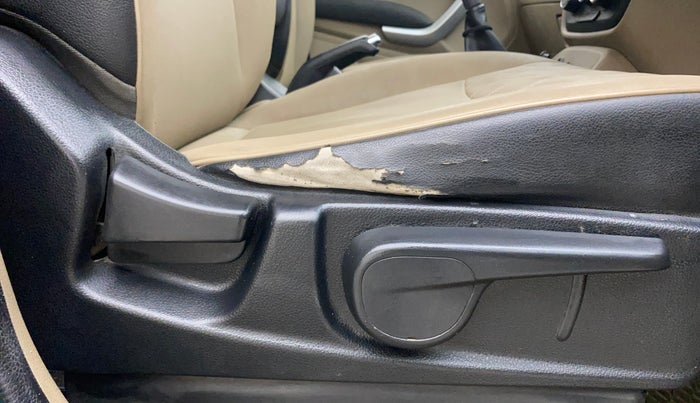 2018 Mahindra TUV300 T10, Diesel, Manual, 99,305 km, Driver Side Adjustment Panel