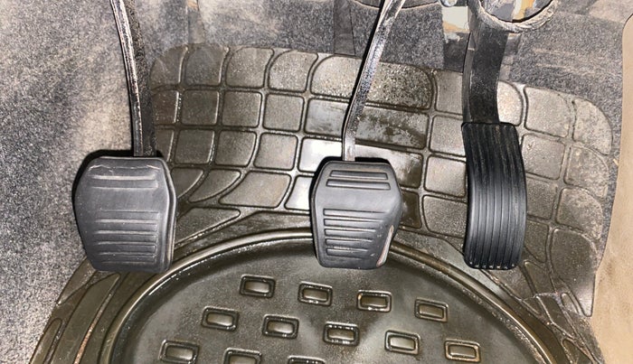 2018 Mahindra TUV300 T10, Diesel, Manual, 99,305 km, Pedals