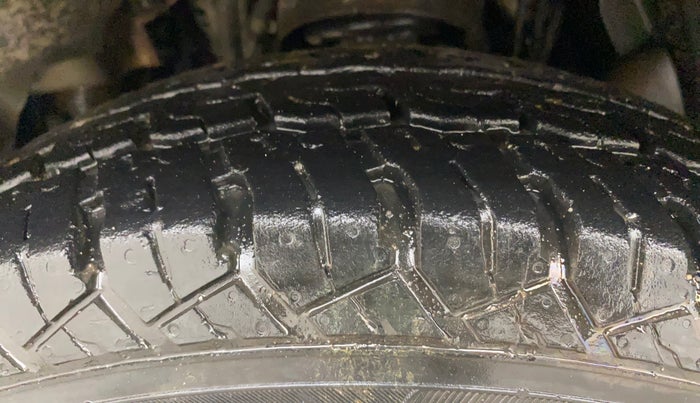 2018 Mahindra TUV300 T10, Diesel, Manual, 99,305 km, Left Front Tyre Tread