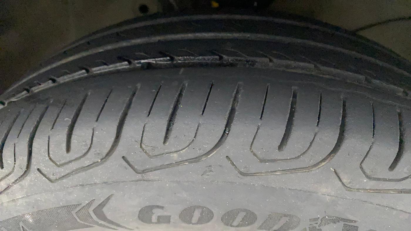 2015 Honda Brio VX AT, Petrol, Automatic, 56,115 km, Right Front Tyre Tread