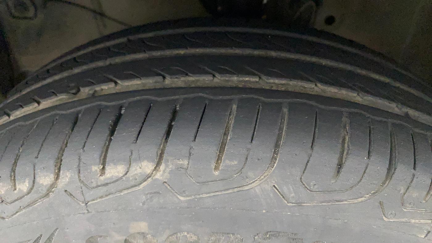 2015 Honda Brio VX AT, Petrol, Automatic, 56,115 km, Left Front Tyre Tread