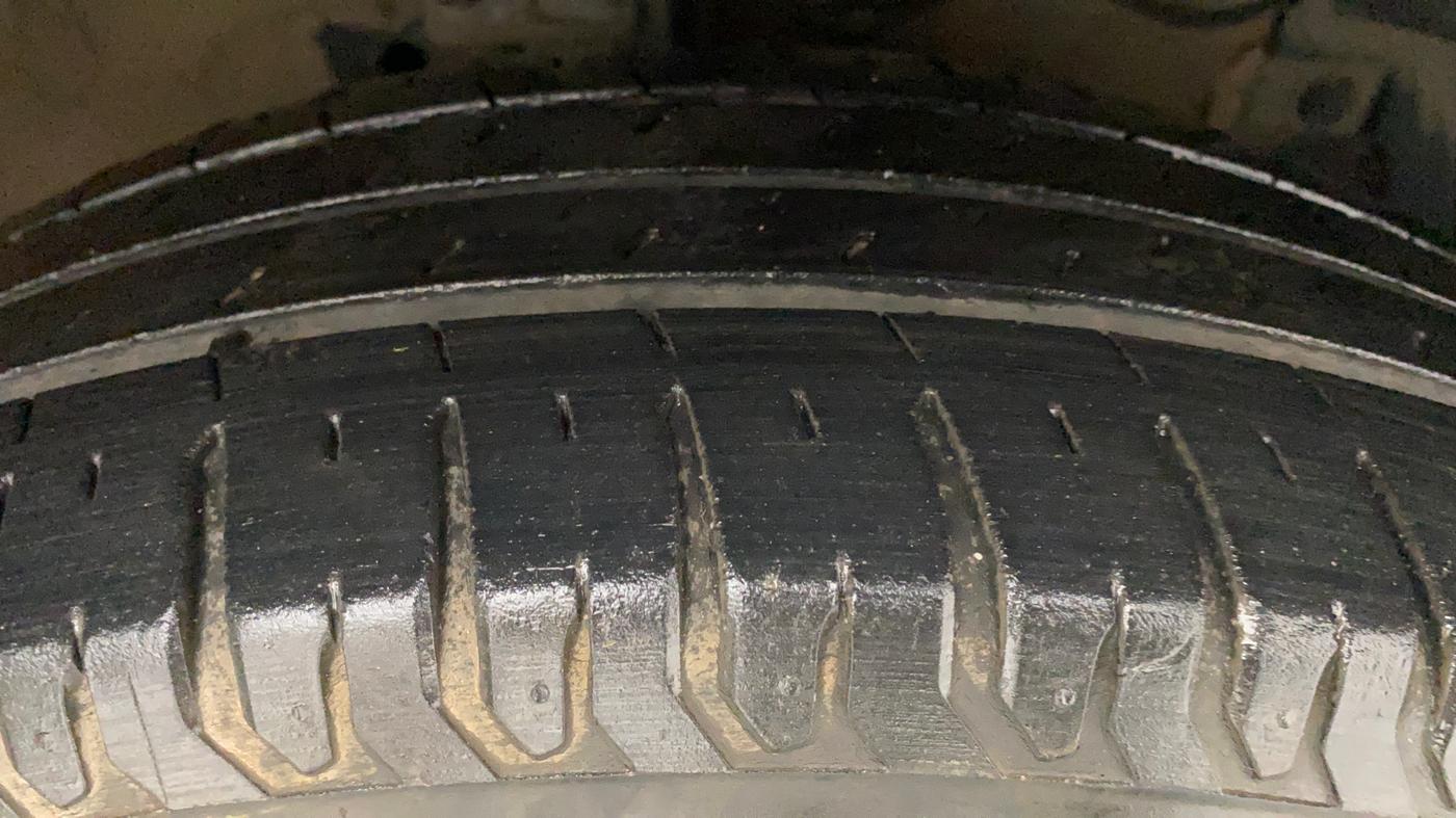2015 Maruti Swift Dzire ZXI, Petrol, Manual, 1,31,144 km, Right Front Tyre Tread