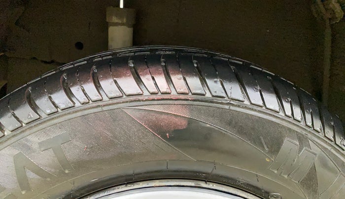 2017 Mahindra KUV 100 NXT K4+ P 6 STR, Petrol, Manual, 39,838 km, Right Rear Tyre Tread