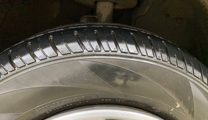 2017 Mahindra KUV 100 NXT K4+ P 6 STR, Petrol, Manual, 39,838 km, Right Front Tyre Tread