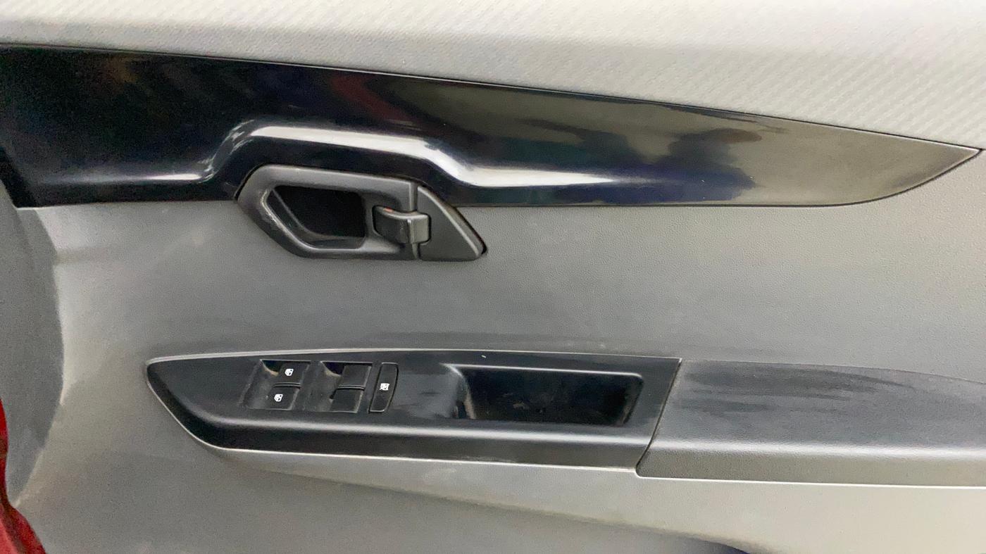 2017 Mahindra KUV 100 NXT K4+ P 6 STR, Petrol, Manual, 40,282 km, Driver Side Door Panels Control