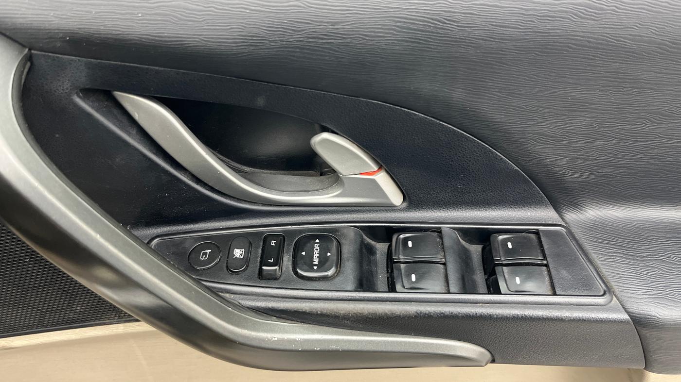 2017 Mahindra XUV500 W6, Diesel, Manual, 90,003 km, Driver Side Door Panels Control