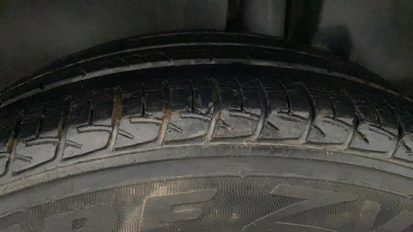 2016 Maruti Ertiga ZDI + SHVS, Diesel, Manual, 1,43,283 km, Left Rear Tyre Tread