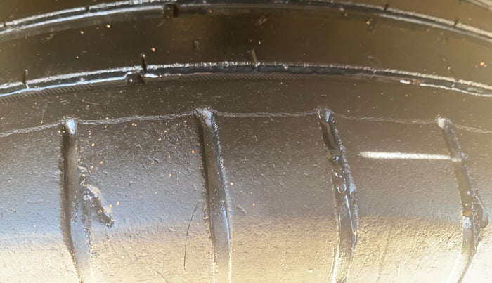 2017 Maruti Baleno ZETA PETROL 1.2, Petrol, Manual, 1,44,704 km, Right Front Tyre Tread