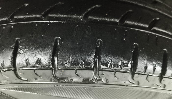 2017 Maruti Eeco 5 STR WITH A/C+HTR, Petrol, Manual, 55,232 km, Left Front Tyre Tread