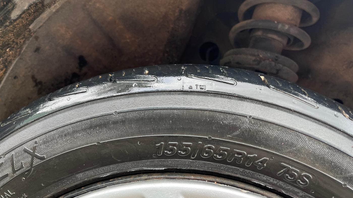 2013 Maruti Wagon R 1.0 VXI, Petrol, Manual, 60,308 km, Right Front Tyre Tread