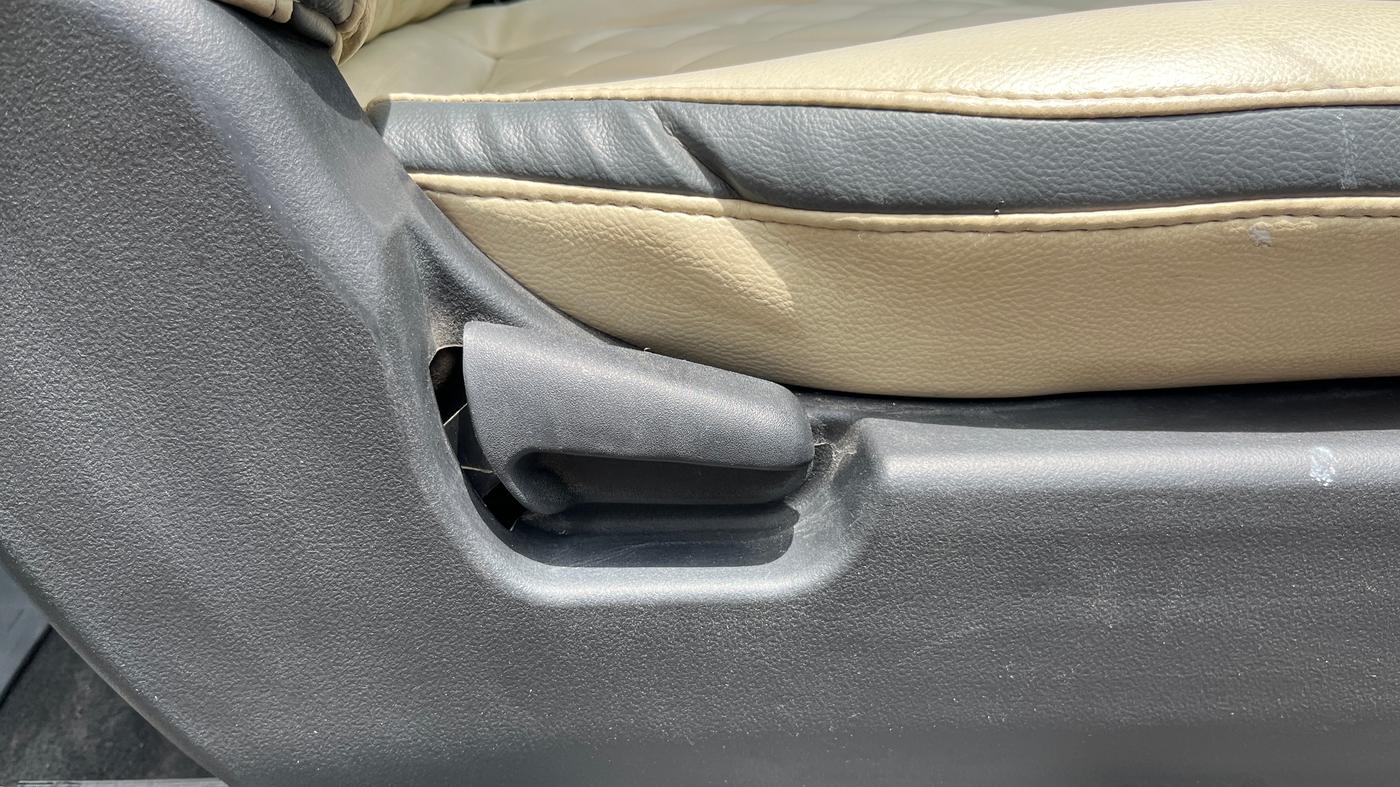 2013 Maruti Wagon R 1.0 VXI, Petrol, Manual, 60,308 km, Driver Side Adjustment Panel