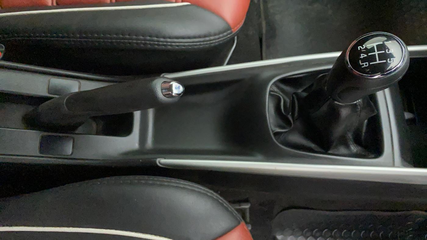 2015 Maruti Baleno ZETA DIESEL 1.3, Diesel, Manual, 66,825 km, Gear Lever