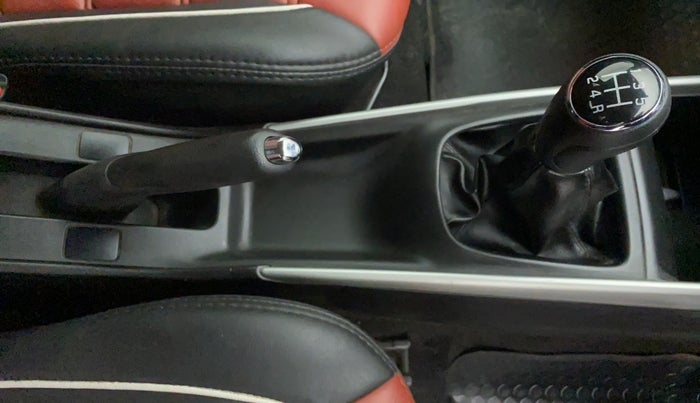 2015 Maruti Baleno ZETA DIESEL 1.3, Diesel, Manual, 66,825 km, Gear Lever