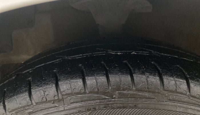 2015 Hyundai Eon ERA +, Petrol, Manual, 86,618 km, Left Front Tyre Tread