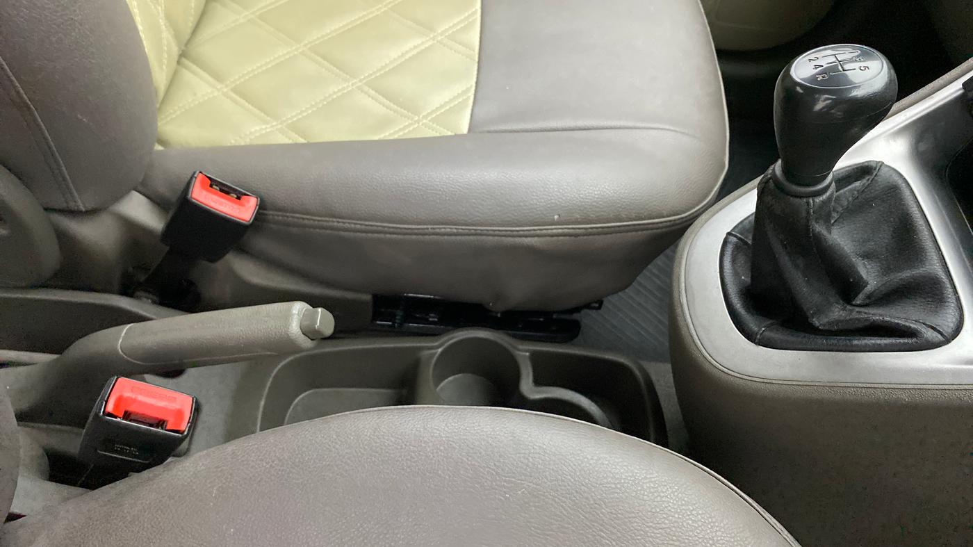 2014 Hyundai i10 SPORTZ 1.1, Petrol, Manual, 49,374 km, Gear Lever
