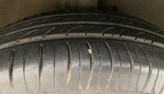 2016 Maruti Celerio VXI AMT (O), Petrol, Automatic, 1,04,320 km, Right Front Tyre Tread