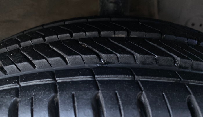 2016 Hyundai Eon ERA +, Petrol, Manual, 57,362 km, Right Front Tyre Tread