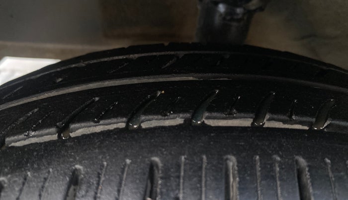 2016 Hyundai Eon ERA +, Petrol, Manual, 57,362 km, Left Front Tyre Tread