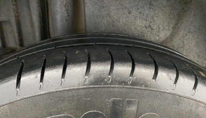 2013 Maruti Swift Dzire VXI, Petrol, Manual, 92,497 km, Right Rear Tyre Tread