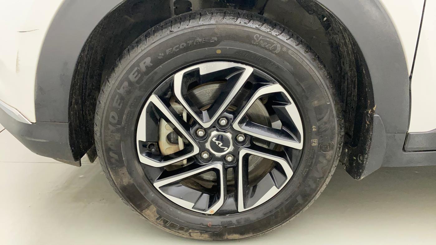 2022 KIA CARENS LUXURY PLUS 1.4 PETROL 6 STR, Petrol, Manual, 9,041 km, Left Front Wheel