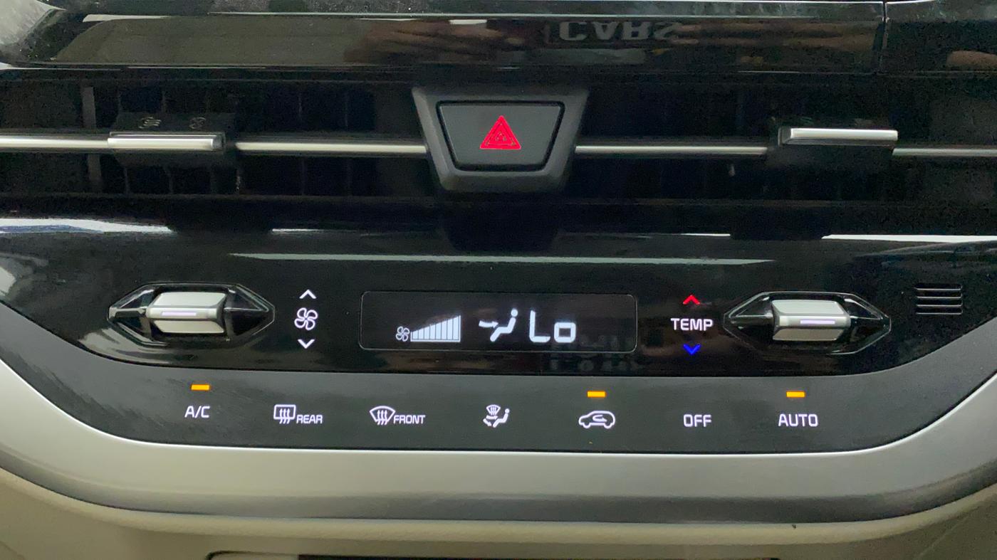 2022 KIA CARENS LUXURY PLUS 1.4 PETROL 6 STR, Petrol, Manual, 9,041 km, Automatic Climate Control