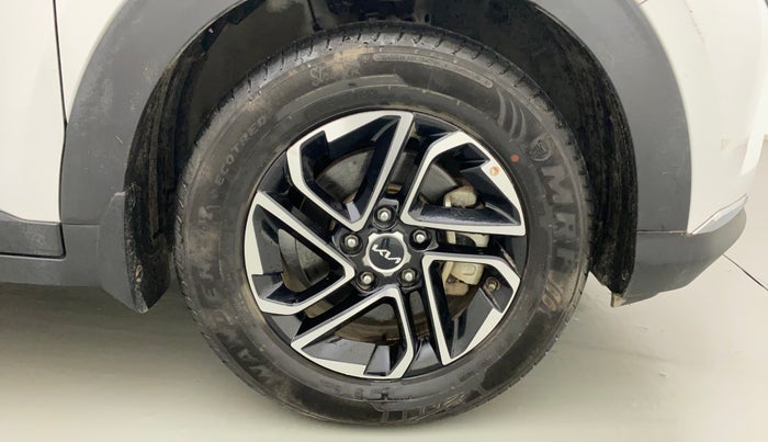 2022 KIA CARENS LUXURY PLUS 1.4 PETROL 6 STR, Petrol, Manual, 9,041 km, Right Front Wheel