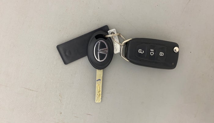 2024 Tata NEXON SMART+ SUNROOF 1.2 PETROL, Petrol, Manual, 21,501 km, Key Close Up