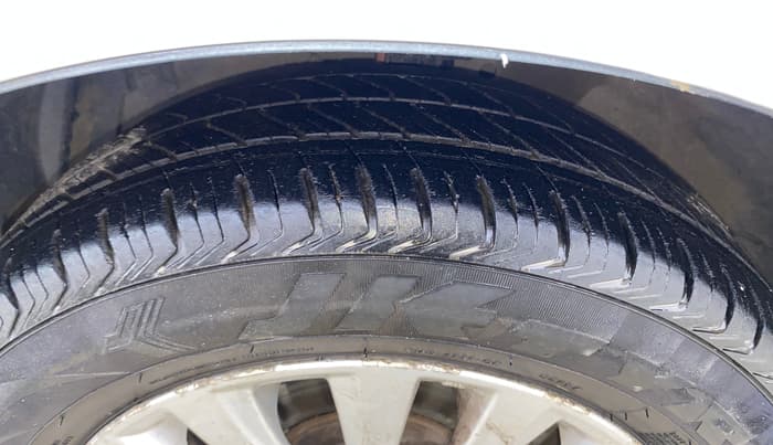 2015 Maruti Ciaz ZXI, CNG, Manual, 1,31,073 km, Left Front Tyre Tread