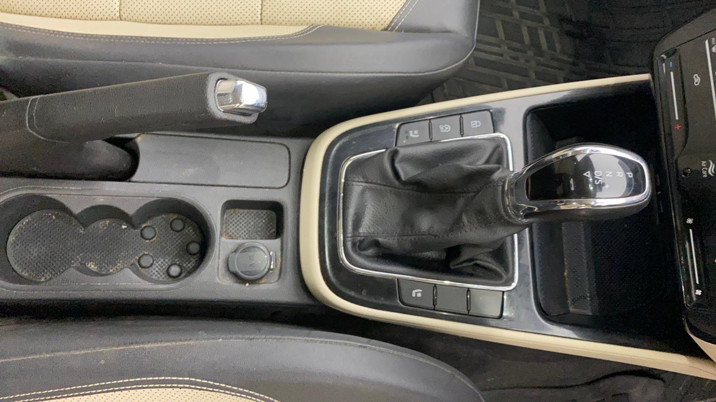 2023 Skoda SLAVIA STYLE 1.0L TSI AT, Petrol, Automatic, 55,024 km, Gear Lever
