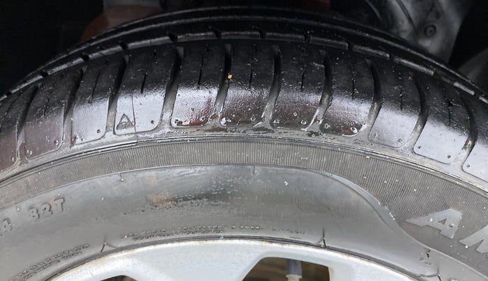 2015 Ford Figo Aspire 1.2 TITANIUM PETROL, Petrol, Manual, 23,639 km, Right Front Tyre Tread