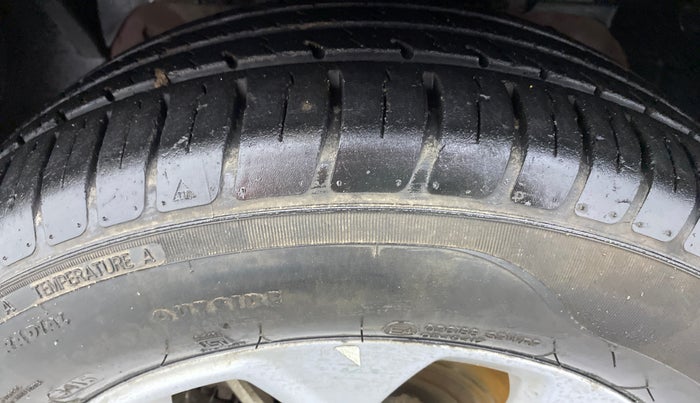 2015 Ford Figo Aspire 1.2 TITANIUM PETROL, Petrol, Manual, 23,639 km, Left Front Tyre Tread